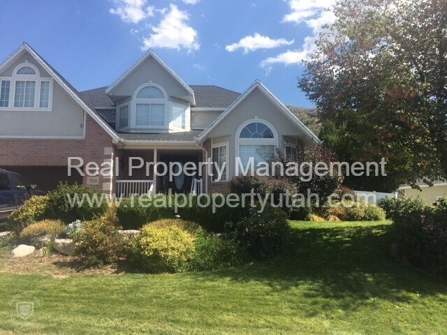 Building Photo - 5 Bedroom Home Centrally Located In Fruit ...
