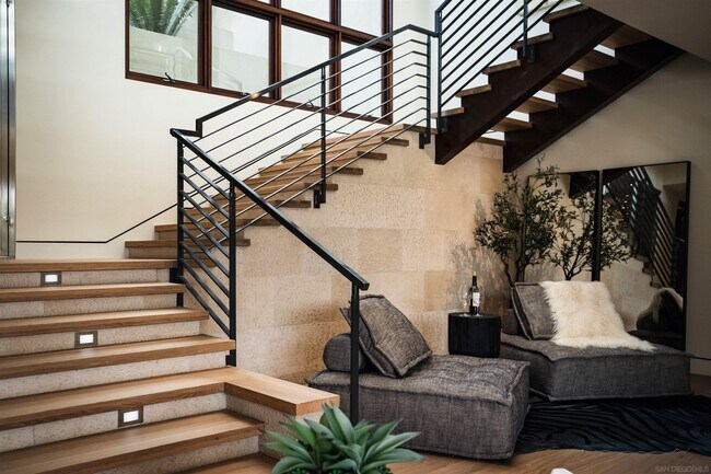 Building Photo - 8070 La Jolla Scenic Dr N