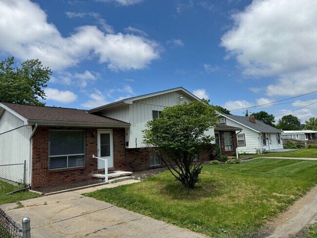 Primary Photo - 3245 S Douglas Ave