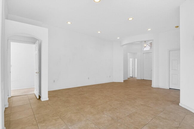 Building Photo - 2431 Westmont Dr