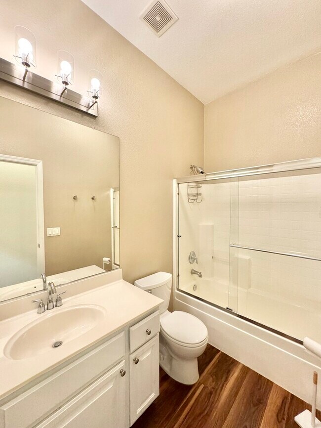 Building Photo - Stunning 3-bedroom 3-bathroom home in Yank...