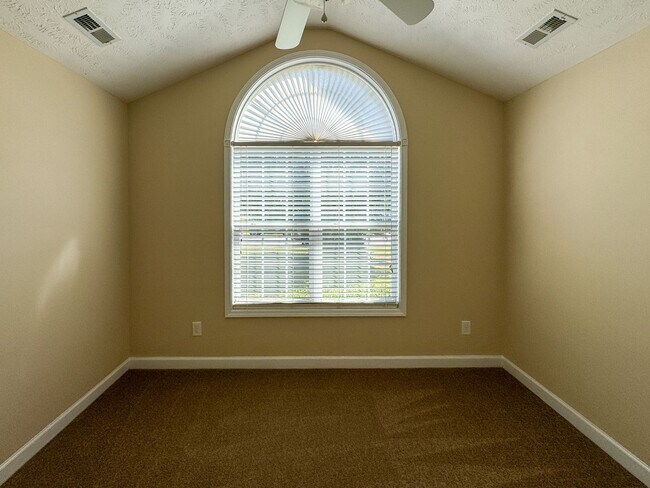 Building Photo - Charming 3 Bed 2 Bath Raeford Home with Fe...
