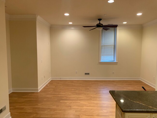Building Photo - Beautiful 2 Bedroom