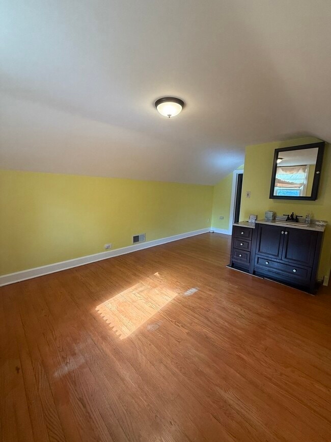 Building Photo - 327 Euclid Ave