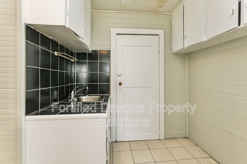 Building Photo - 1704 Lincoln Ave