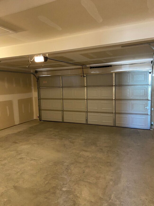 Building Photo - PRE-LEASING NOW | Stylish 4 Bed, 2 Bath Home in Conrad Court