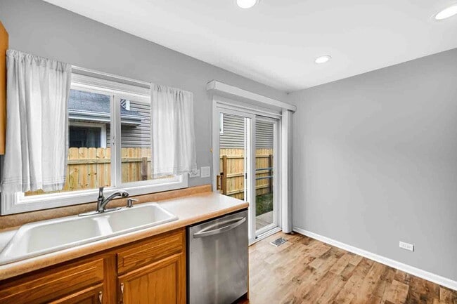 Building Photo - 9215 Fox Ct