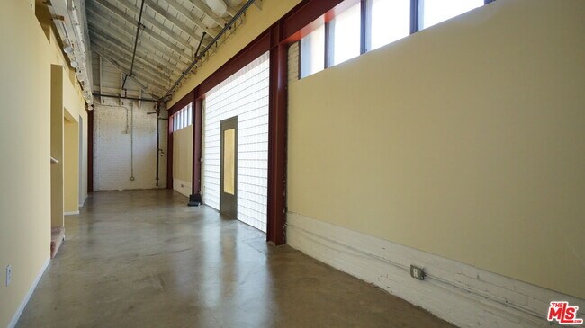 Building Photo - 922 W 23rd St