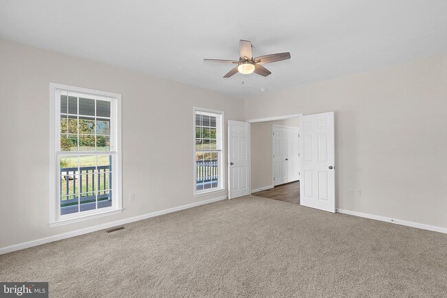 Building Photo - 100 Holiday Ct