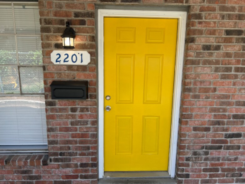 Primary Photo - 2201-2203 Fairchild St
