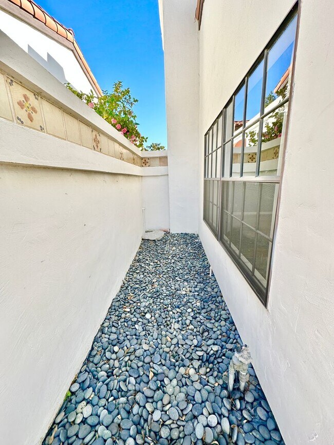 Building Photo - Sweet Single-Story, Completely Detached, Home in the Picturesque Fallbrook Village HOA Community!