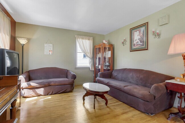 Building Photo - 203 Roxbury Road - $1200/month - Available...