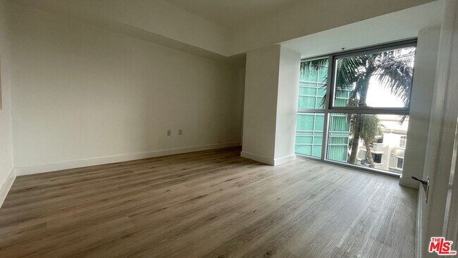 Building Photo - 13700 Marina Pointe Dr