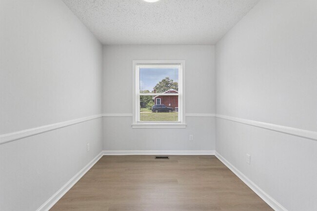 Building Photo - 3BR/1BA Renovated Brick Rancher | 1-Car Garage | Hampton – Coliseum Central