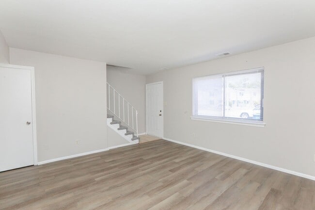 Building Photo - Updated 3BR Townhouse in Prime VA Beach Lo...