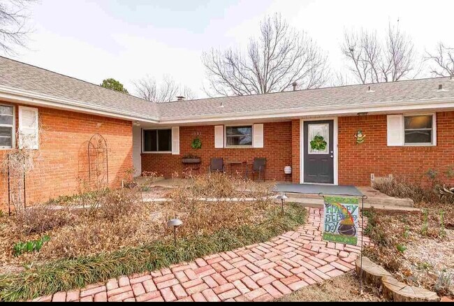 Building Photo - 1001 N Skyline St