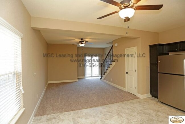 Building Photo - Modern Townhome with Designer Kitchen and ...