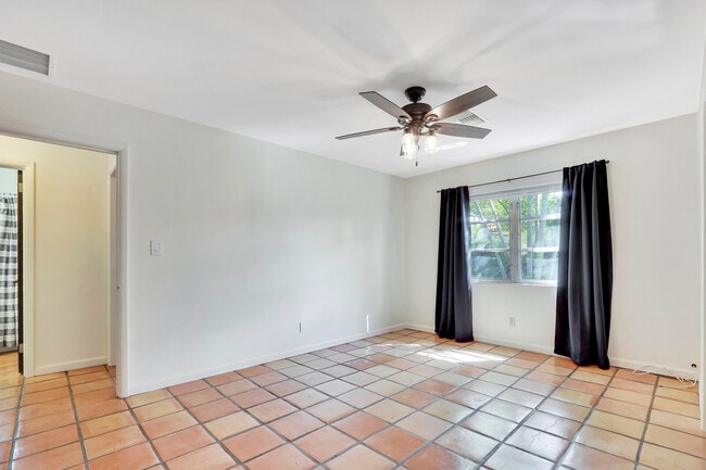 Building Photo - 8336 SE Palm St