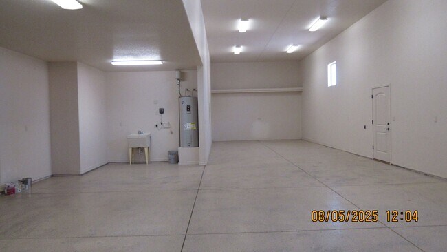 Building Photo - 3 bedroom 2 bathroom 2 car garage + 60FT R...