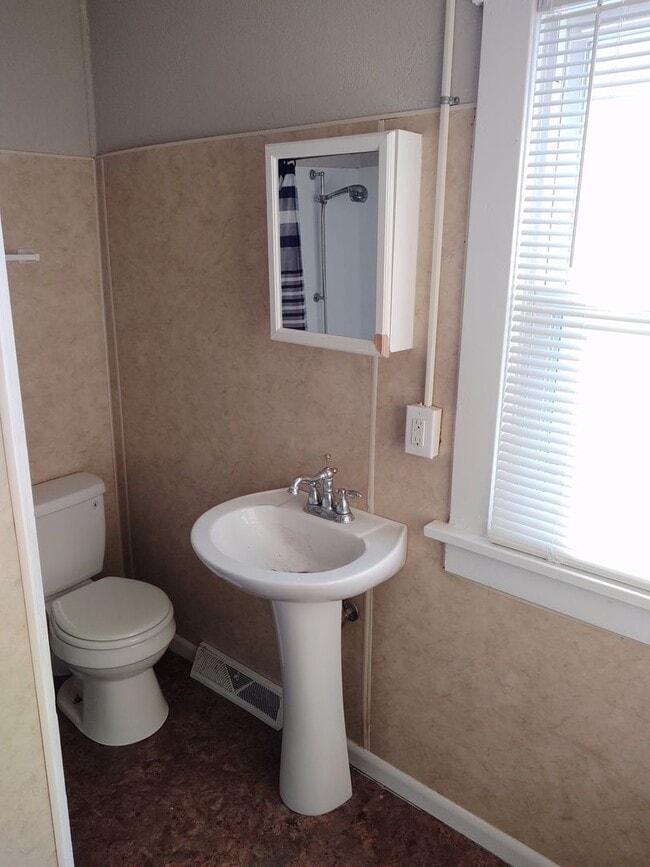 Building Photo - House 3 bedroom 1 bathroom