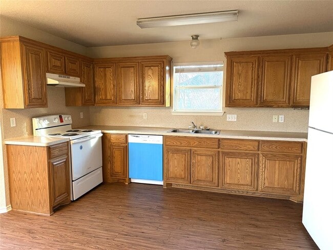 Building Photo - 1605 Paint Brush Dr