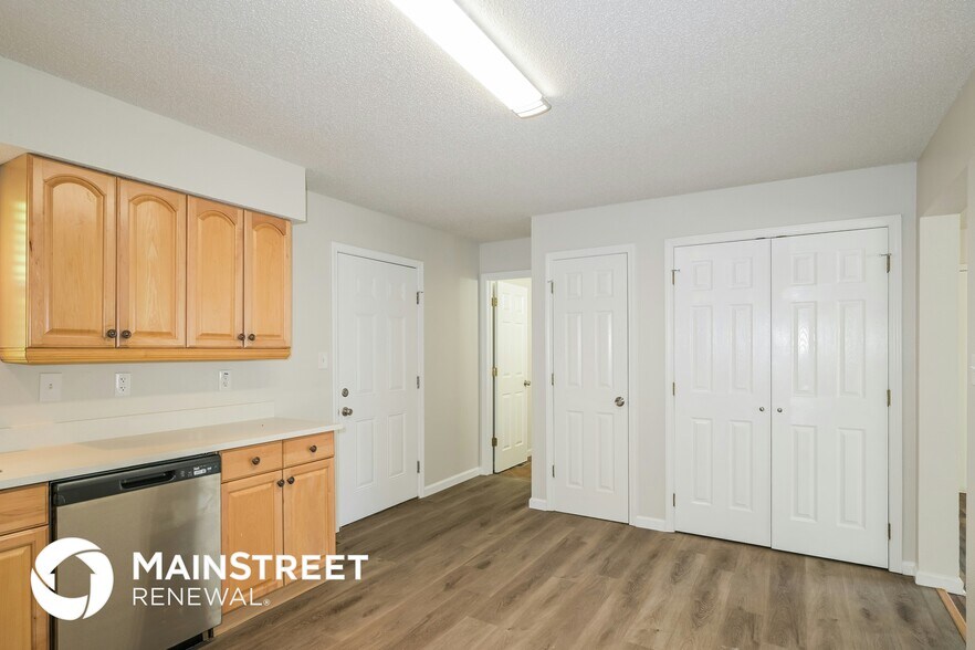 Building Photo - 5501 White Oak Ln