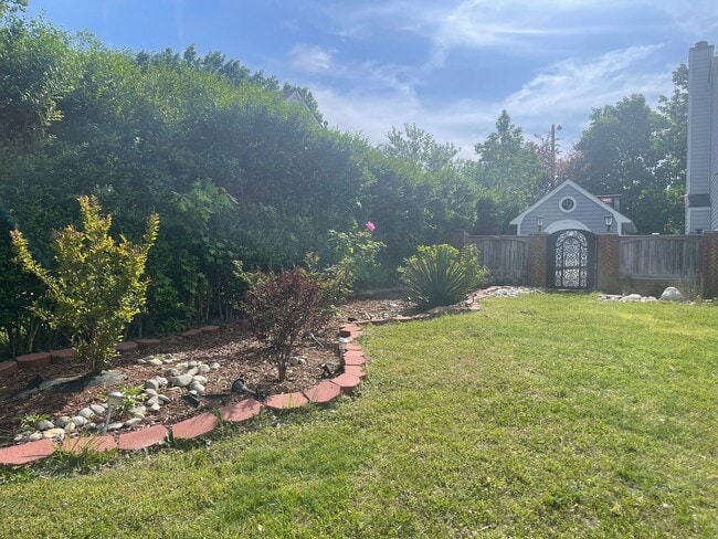 Building Photo - BEAUTIFUL 4 BED / 2.5 BATH SF IN COVENTRY