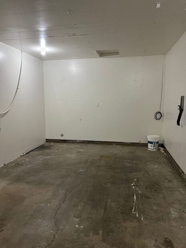 Building Photo - 3028 N Corrine Dr