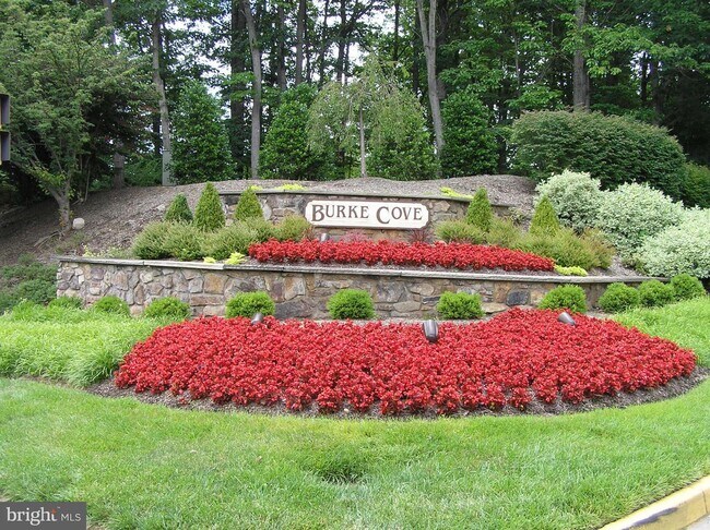 Building Photo - 5817 Cove Landing Rd