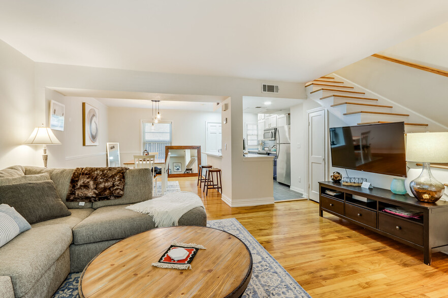 Building Photo - 6345 Bordeaux Ave