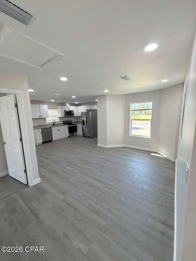 Building Photo - 801 E 12th St