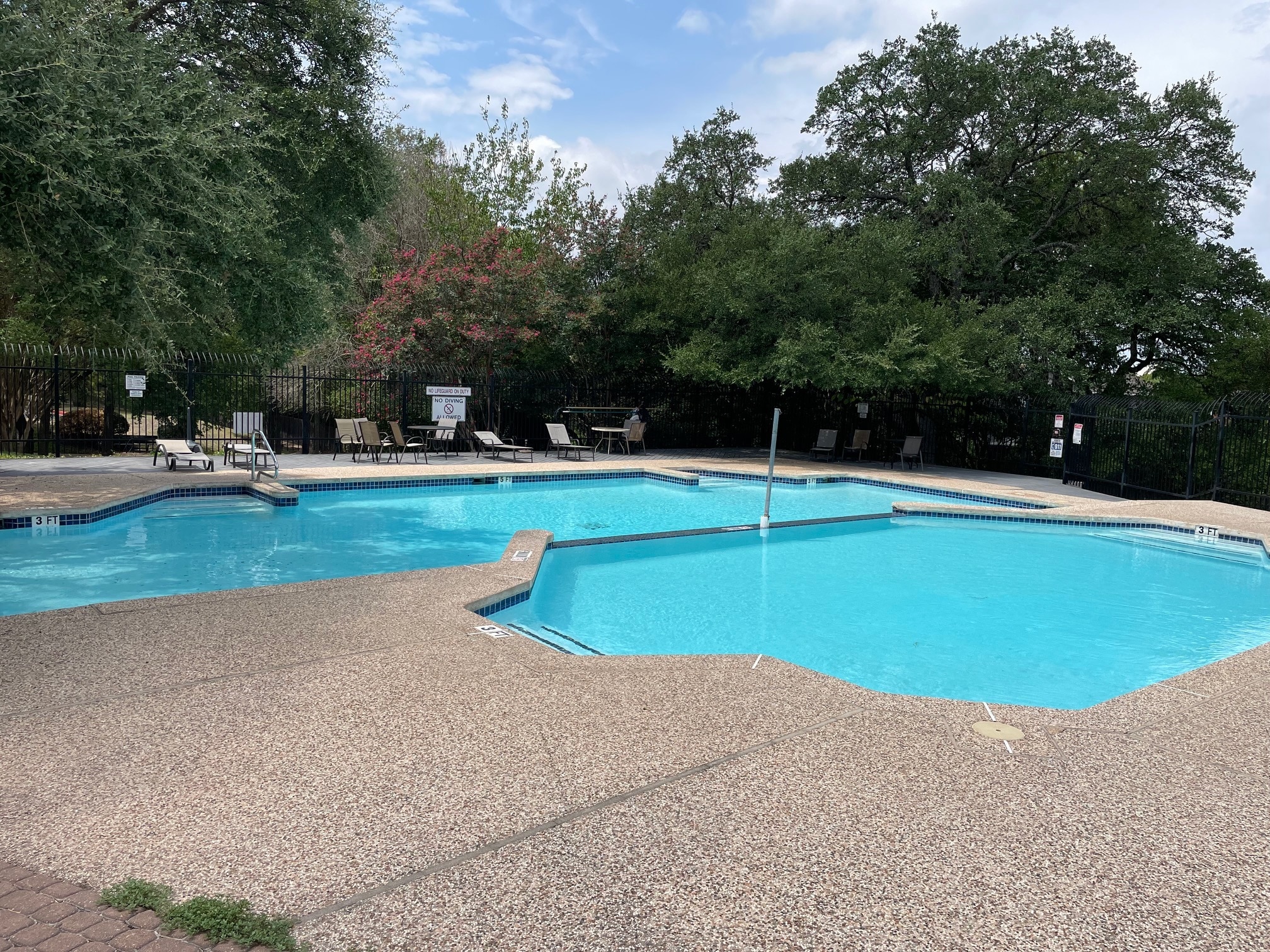 Building Photo - 1015 E Yager Ln