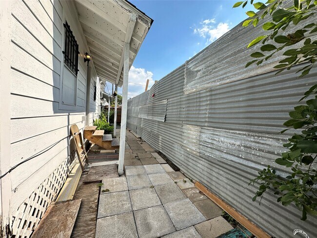 Building Photo - 305 N Live Oak St