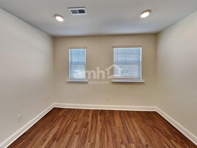 Building Photo - 616 Rivermist Dr