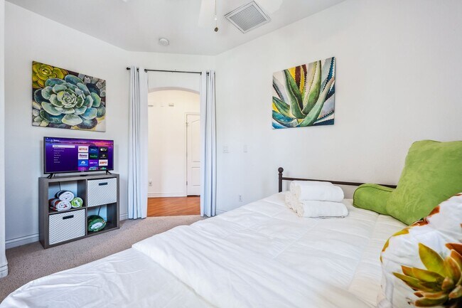 Building Photo - 3 BR + Bonus, Fully furnished, Includes Ut...