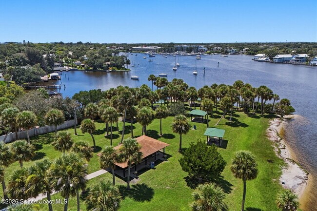 Building Photo - 394 Royal Palm Dr