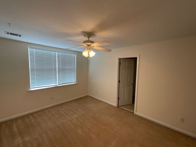 Building Photo - ****Rent Special***** 50% off the first rent charge payment. Ask for details!