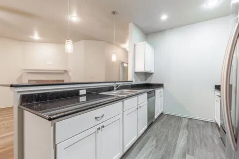 Building Photo - Great 3/3 perfect for roommates and close ...