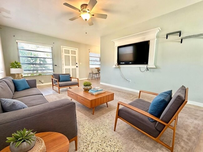 Building Photo - Bright & cozy 2bedroom 1bath home with out...