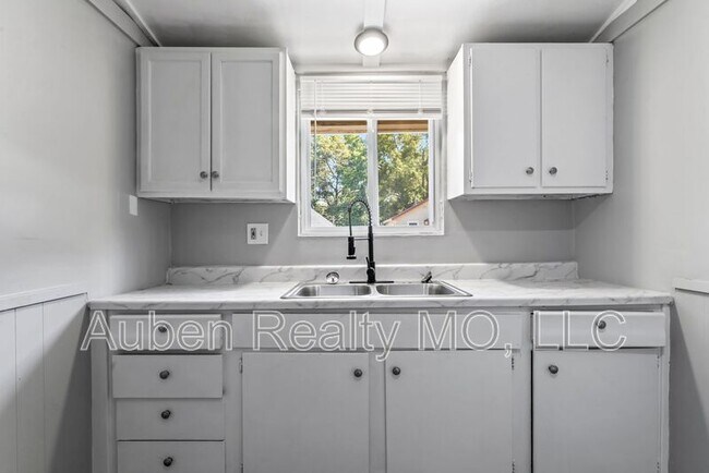 Building Photo - 1300 S Appleton Ave