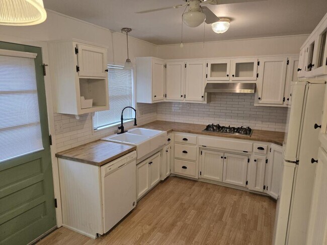 Building Photo - 1403 NE 75th St