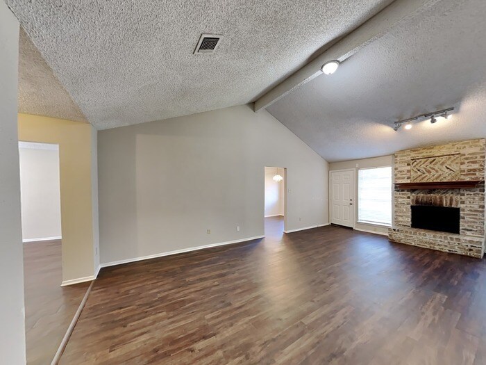 Building Photo - 16302 N Cross Dr