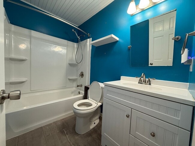 Building Photo - 3 Bedroom 2 Bathroom Home in Kingsport, TN