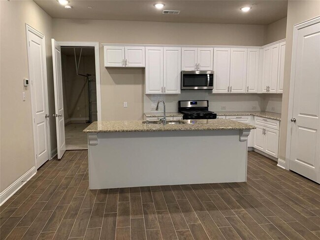 Building Photo - 4246 Shavano Dr