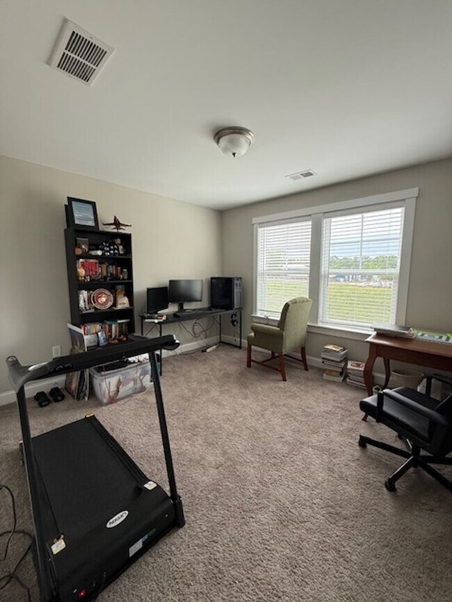 Building Photo - Quaint Neighborhood Living: Spacious 3 Bed...