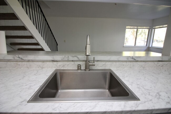 Building Photo - 2 Bedroom Condo Near Coddingtown