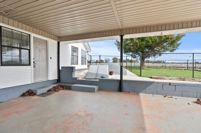 Building Photo - Charming Farmhouse on the West Side of Ath...