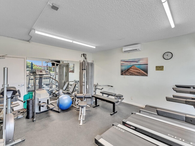 Building Photo - 1150 Hillsboro Mile