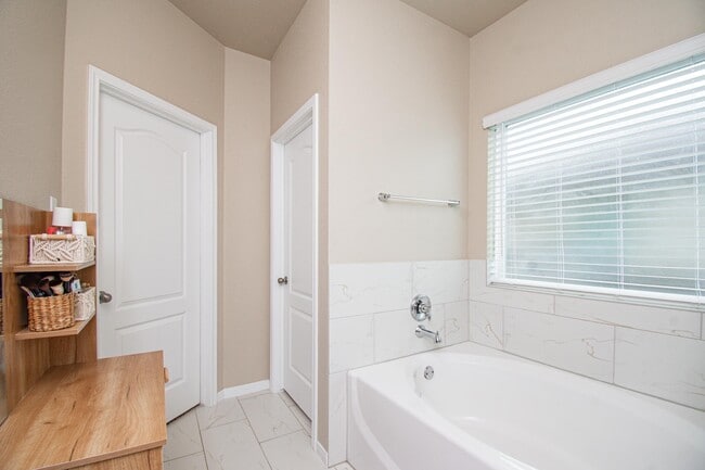 Building Photo - 10207 Six Shooter Ln