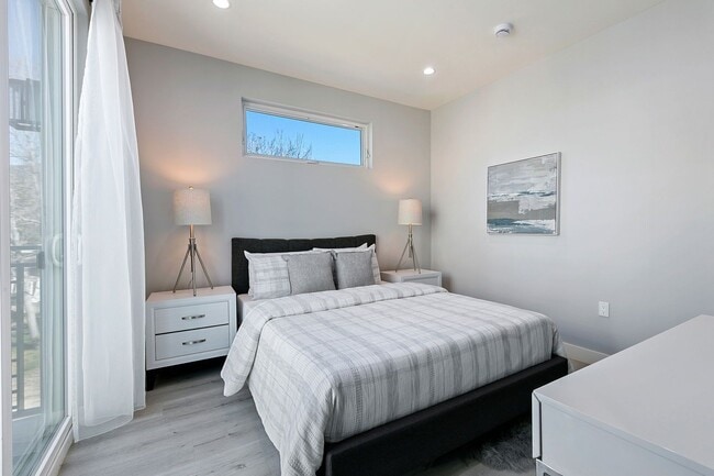 Building Photo - 13637 N Fellows Ave